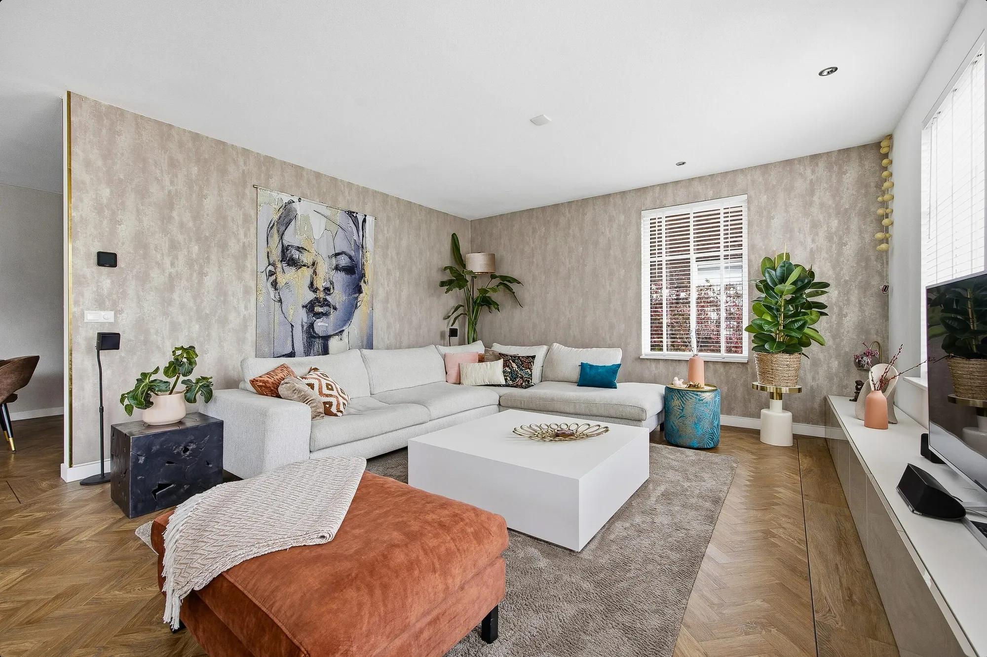Woonkamer met kunstwand en hoekbank